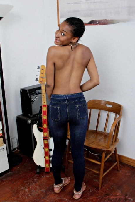 African Nerdy Girl porno gallery